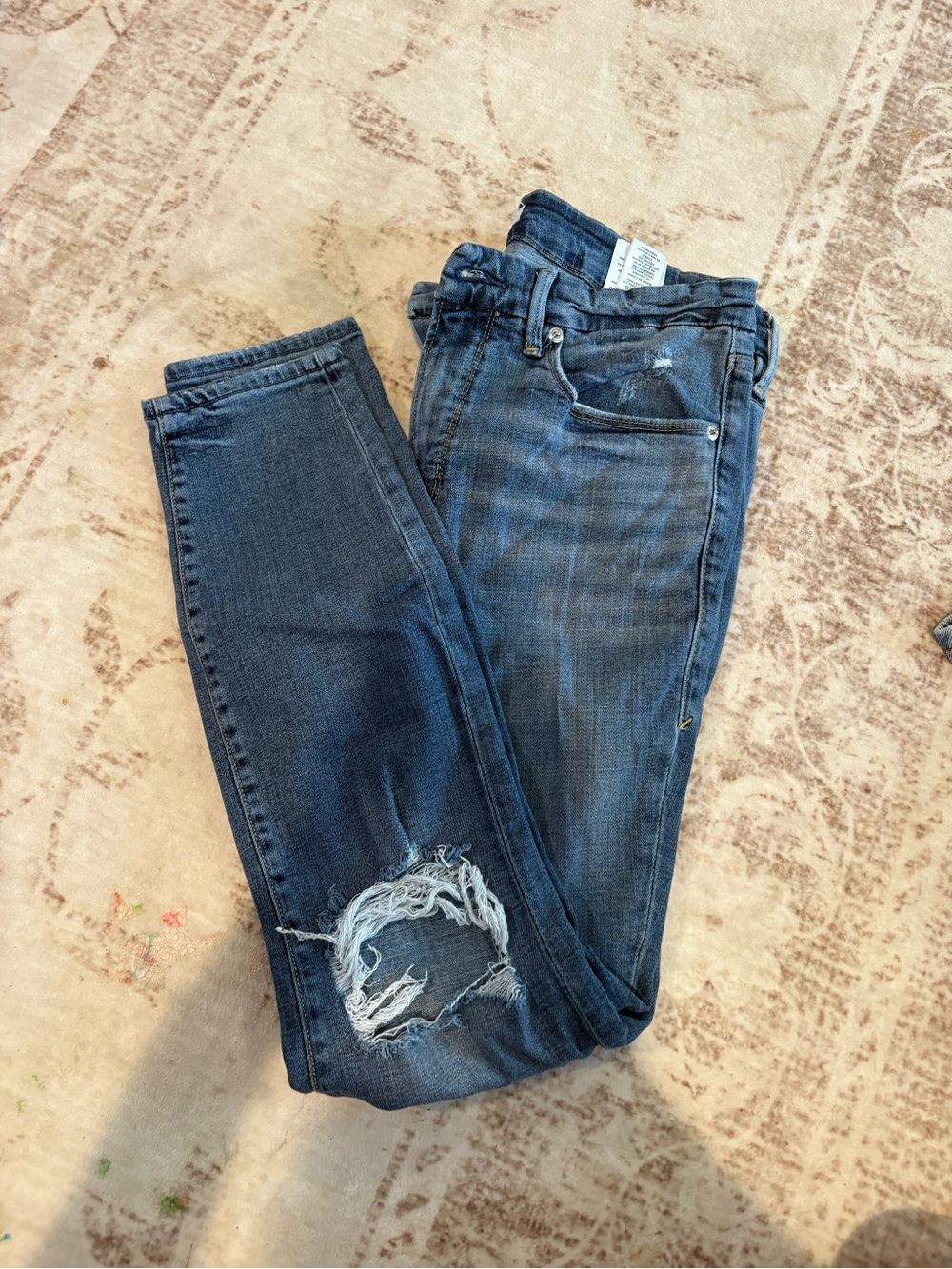 Good American Dark Wash Skinny Jeans with Knee Distress